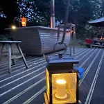 Shepherd'S Delight - Shepherd'S Hut With Hot Tub Campsite *