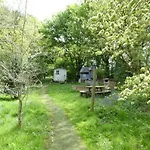 Shepherd'S Delight - Shepherd'S Hut With Hot Tub Campsite